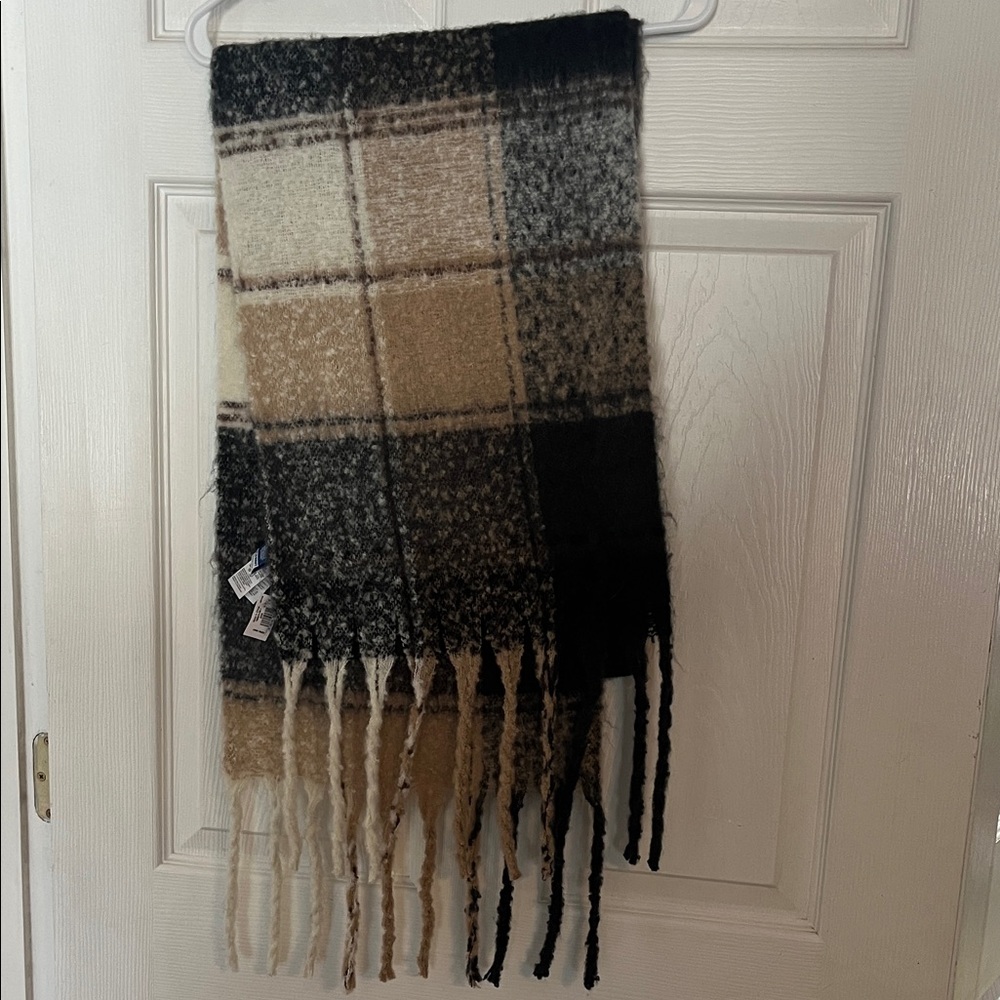 Old Navy Plaid Fringe Scarf NWT